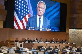 Le secrétaire américain à la défense Robert F. Kennedy Jr s'en est pris violemment à l'accord contre les pandémies approuvé mardi à Genève. KEYSTONE/AP/MAGALI GIRARDIN